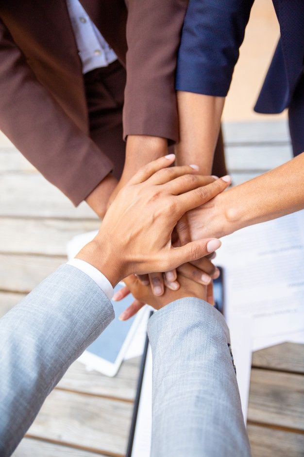 un equipo de negocios exitoso que expresa unidad foto gratuita